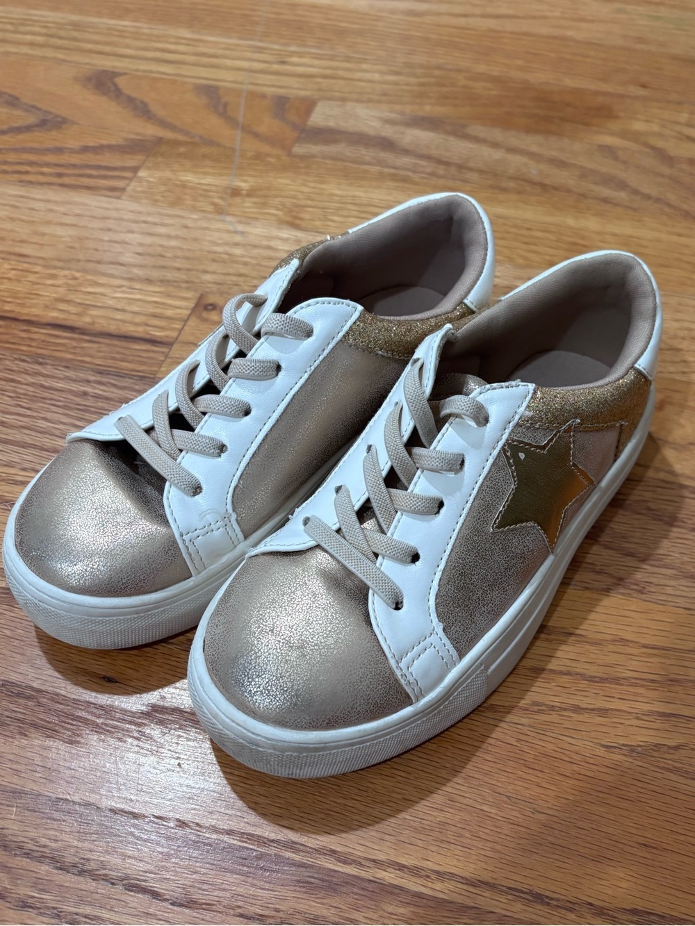 Mia Ellyn Girl’s Metallic Gold Star Low-Top Sneakers 13M